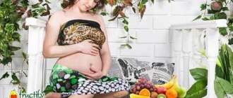 беременная девушка с фруктами